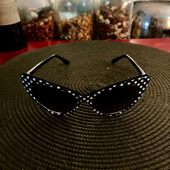 VINTAGE CAT EYE Sunglasses - Picture 2 of 3